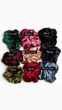 Velvet Scrunchie with Eishesstyle