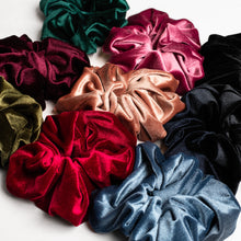 Velvet Scrunchie with Eishesstyle